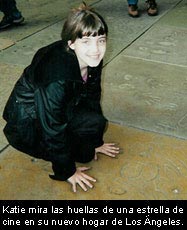 Katie mira las huellas de una estrella de cine en su nuevo hogar de Los Angeles.