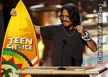 A photo of Johnny Depp winning a Teen Choice Award.